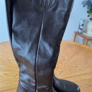 Women’s Stylish Brown leather knee-high boots with buckle detail size 8.5